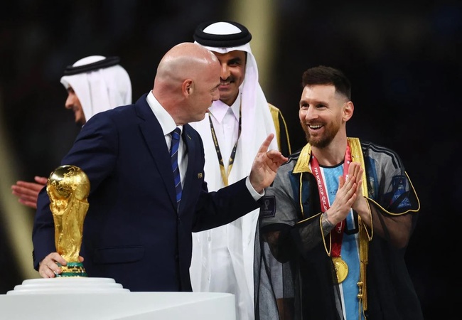 Chiếc áo Messi mặc khi nhận cúp là gì, ý nghĩa thế nào? - Ảnh 2.