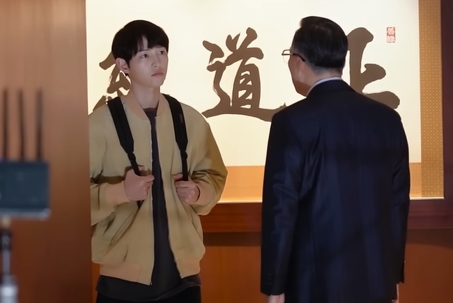 Bóc trần nhan sắc thật của Song Joong Ki ở hậu trường 'Cậu út nhà tài phiệt', có còn đẹp khi không được 'cà mặt'? - Ảnh 5.