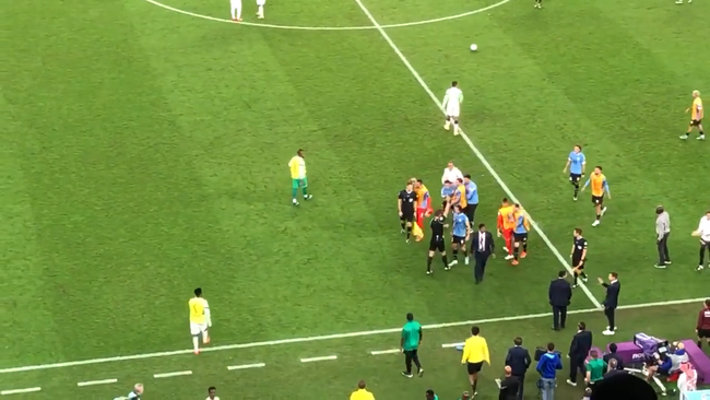 Cầu thủ Uruguay nổi giận, chỉ mặt trọng tài sau trận đấu với Ghana - Ảnh 3.