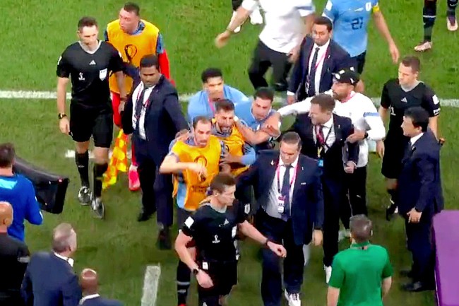 Uruguay bị loại, Cavani trút giận lên màn hình VAR - Ảnh 4.