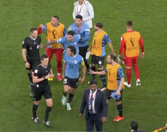 Cầu thủ Uruguay nổi giận, chỉ mặt trọng tài sau trận đấu với Ghana - Ảnh 4.