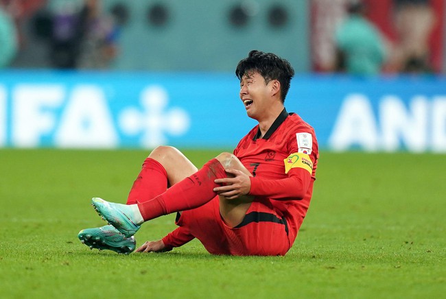 Son Heung-min bật khóc nức nở, như chưa thể tin Hàn Quốc giành vé đi tiếp - Ảnh 1.