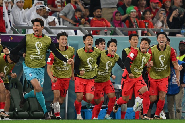 Chùm ảnh Hàn Quốc nín thở chờ trận Ghana vs Uruguay kết thúc - Ảnh 2.