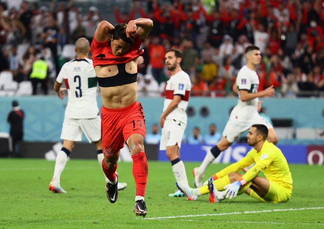 Video Cầu thủ Hàn Quốc đã khóc khi đánh bại Bồ Đào Nha - Ảnh 2.