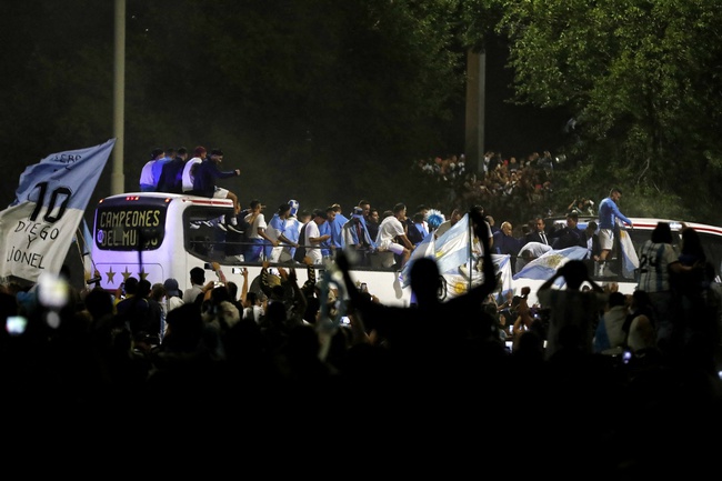 Hết hồn khoảnh khắc Messi và các đồng đội suýt vướng phải dây điện trong lúc diễu hành ăn mừng - Ảnh 4.
