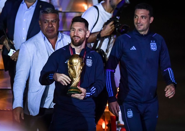 Hết hồn khoảnh khắc Messi và các đồng đội suýt vướng phải dây điện trong lúc diễu hành ăn mừng - Ảnh 3.
