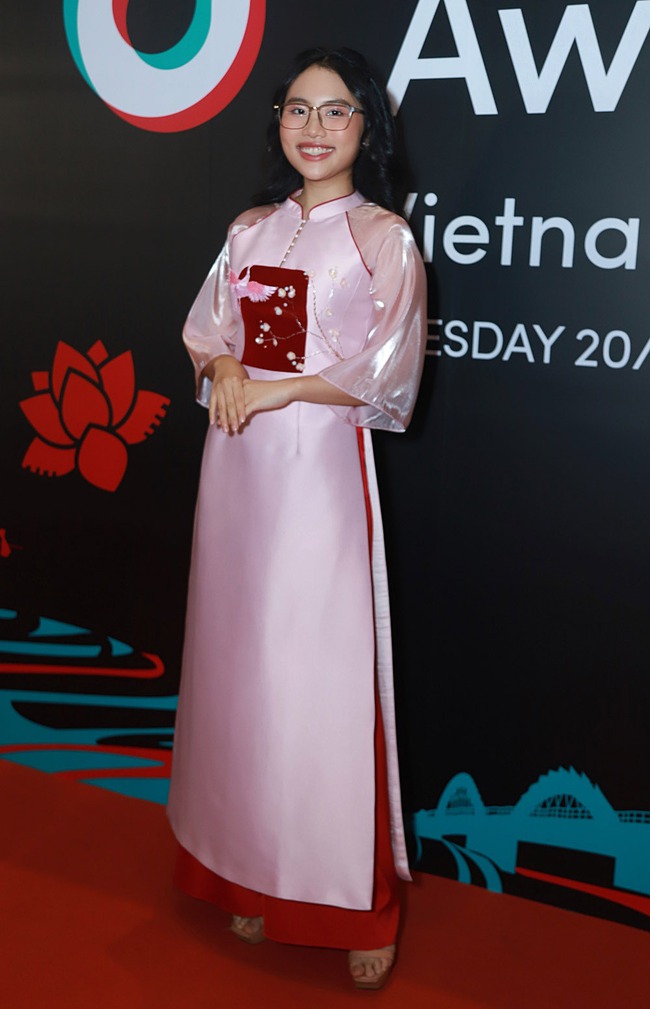  Hoa hậu Thùy Tiên khoe vóc dáng nóng bỏng đọ sắc cùng Angela Phương Trinh trên thảm đỏ - Ảnh 28.