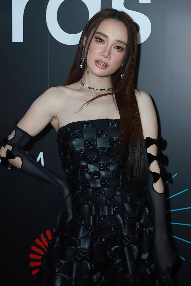  Hoa hậu Thùy Tiên khoe vóc dáng nóng bỏng đọ sắc cùng Angela Phương Trinh trên thảm đỏ - Ảnh 31.