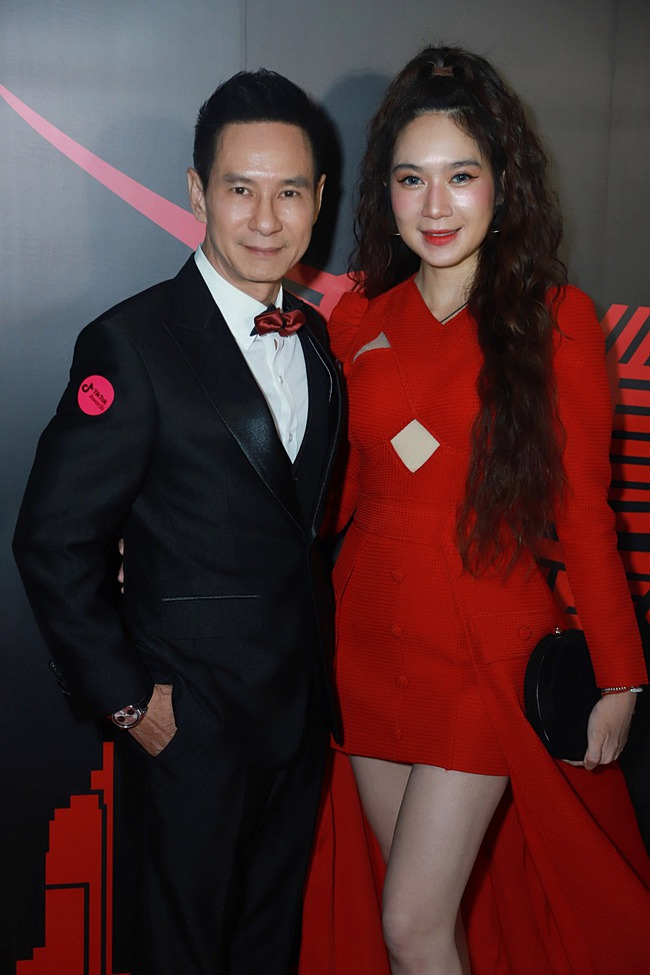  Hoa hậu Thùy Tiên khoe vóc dáng nóng bỏng đọ sắc cùng Angela Phương Trinh trên thảm đỏ - Ảnh 32.