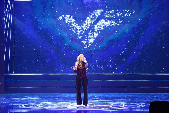 Christina Aguilera đầy cảm xúc khi mang đến 2 bản hit kinh điển tại VinFuture, liên tục cảm ơn khán giả Việt Nam - Ảnh 5.