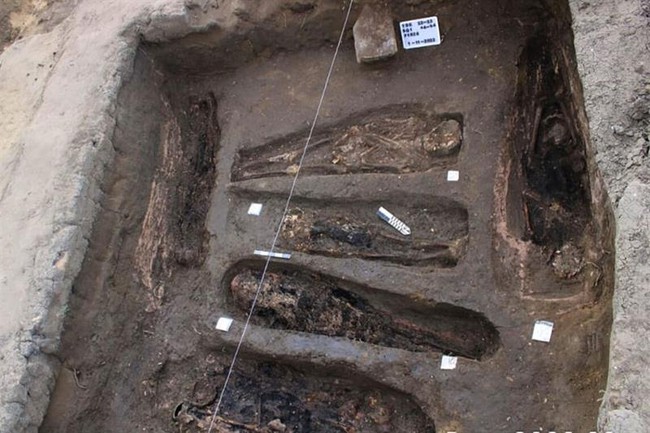 Ai Cập phát hiện 20 ngôi mộ cổ thuộc thời kỳ Hậu nguyên - Ảnh 1.