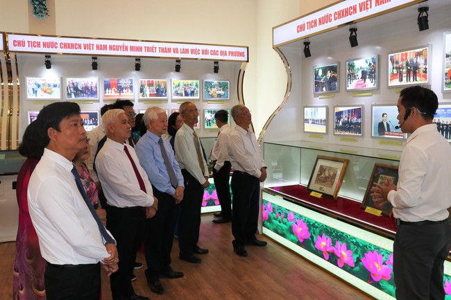 Trưng bày hơn 3.000 hình ảnh, hiện vật quý của nguyên Chủ tịch nước Nguyễn Minh Triết tặng Bảo tàng tỉnh Bình Dương - Ảnh 2.