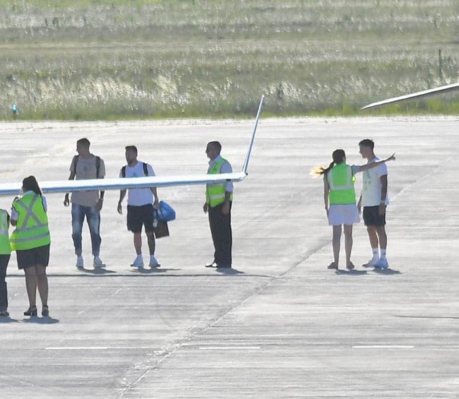 Cận cảnh Messi được trực thăng “giải cứu”, đưa về quê nhà Rosario - Ảnh 2.