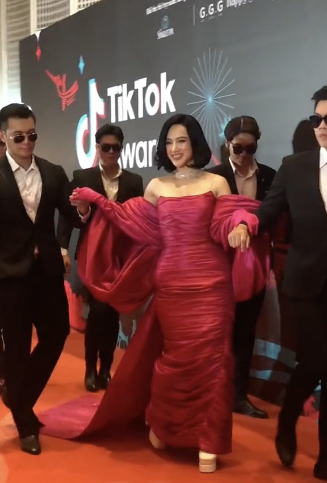 Video Angela Phương Trinh 'chơi lớn', thay váy chớp nhoáng trên thảm đỏ - Ảnh 1.