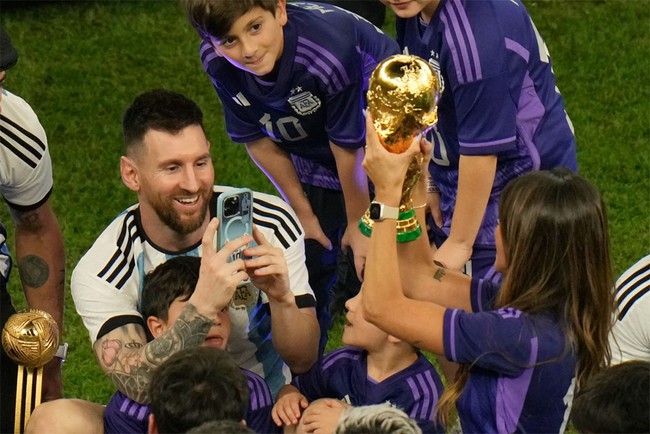 Soi điện thoại mà Messi chụp ảnh sống ảo cho “nóc nhà” khi vô địch World Cup - Ảnh 3.