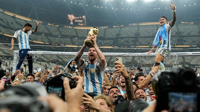 Soi điện thoại mà Messi chụp ảnh sống ảo cho “nóc nhà” khi vô địch World Cup - Ảnh 1.