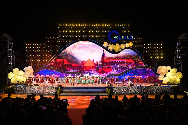 Đạo diễn Hoàng Công Cường tiết lộ công nghệ ảo ở Festival Hoa Đà Lạt 2022 - Ảnh 4.