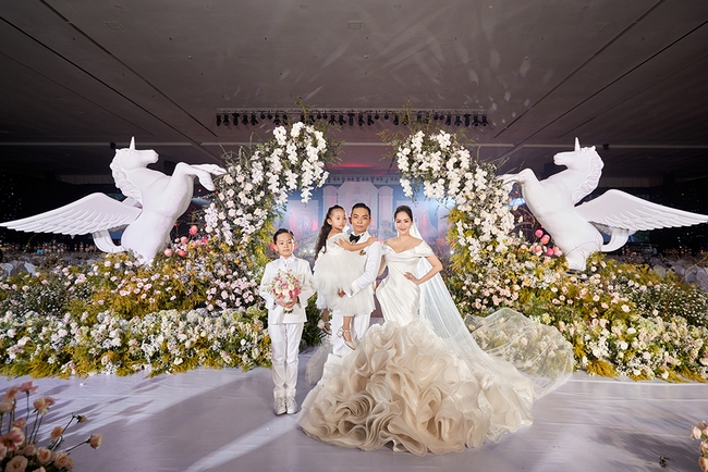 Đám cưới Khánh Thi - Phan Hiển: Cô dâu diện 3 váy cưới 'độc', không gian cổ tích gây choáng ngợp - Ảnh 6.