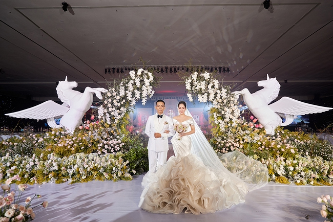Đám cưới Khánh Thi - Phan Hiển: Cô dâu diện 3 váy cưới 'độc', không gian cổ tích gây choáng ngợp - Ảnh 5.