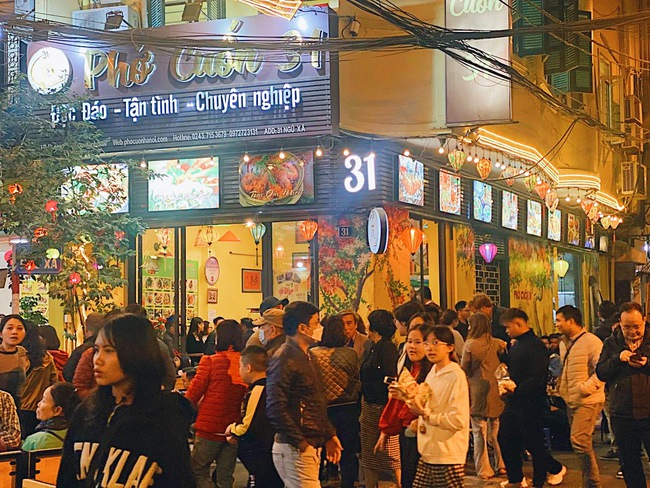 Khai trương phố ẩm thực đêm kết hợp đi bộ mới toanh ở Hà Nội: Có gì đặc sắc cho giới trẻ khám phá - Ảnh 1.