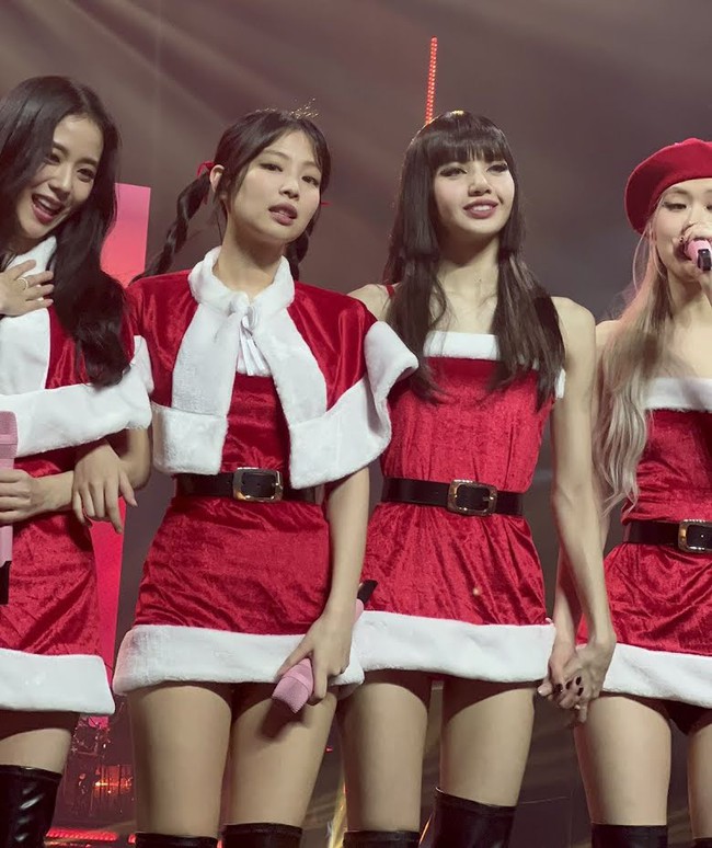 Blackpink chiêu đãi fan tiết mục Giáng sinh đặc biệt trong đêm diễn Born Pink - Ảnh 9.