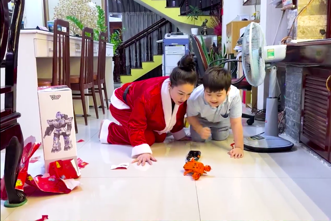 Nhật Kim Anh về Cần Thơ tặng quà Giáng sinh cho con trai, tiết lộ cách xưng hô gây chú ý với chồng cũ  - Ảnh 5.