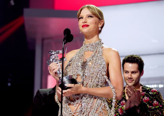 Taylor Swift kết thúc năm 2022 rực rỡ với thành tích bán album 'Midnight' - Ảnh 3.