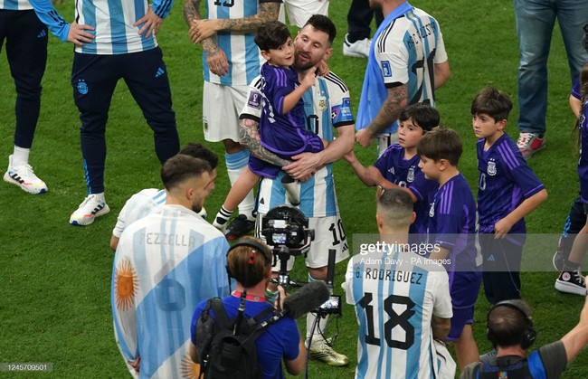 Cậu út nhà Messi không hiểu sao mọi người lại khóc khi ĐT Argentina vô địch World Cup - Ảnh 3.
