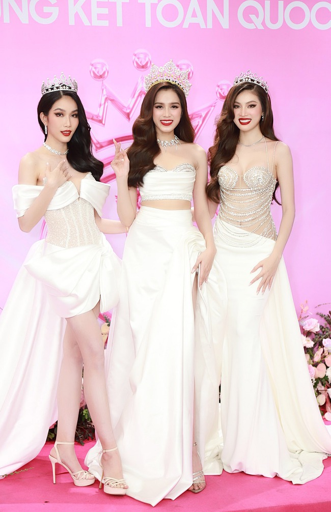 Thảm đỏ chung kết Hoa hậu Việt Nam 2022: Tiểu Vy 'giật spotlight' giữa dàn mỹ nhân ngọt ngào - Ảnh 2.