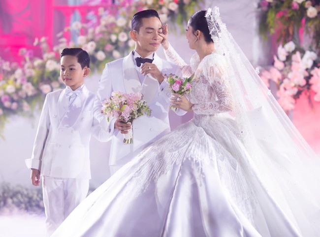 Được mời làm MC trong hôn lễ Khánh Thi - Phan Hiển, Trấn Thành vẫn than còn 1 điều tiếc nuối - Ảnh 2.