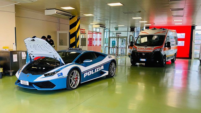 Cảnh sát Italy sử dụng Lamborghini Huracan vận chuyển ‘món quà Giáng sinh đẹp đẽ nhất’ - Ảnh 4.