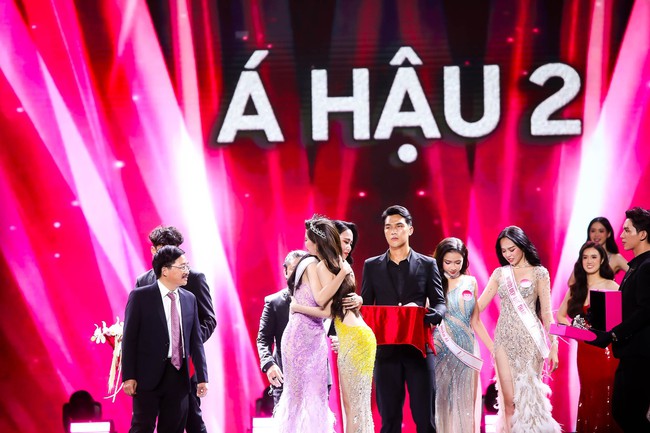 Trọn vẹn cảm xúc của Huỳnh Thị Thu Thủy và 2 Á hậu khi đăng quang Hoa hậu Việt Nam 2022 - Ảnh 9.