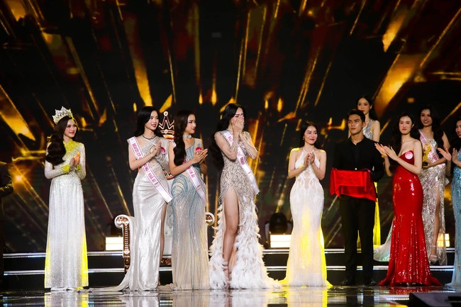 Trọn vẹn cảm xúc của Huỳnh Thị Thu Thủy và 2 Á hậu khi đăng quang Hoa hậu Việt Nam 2022 - Ảnh 5.