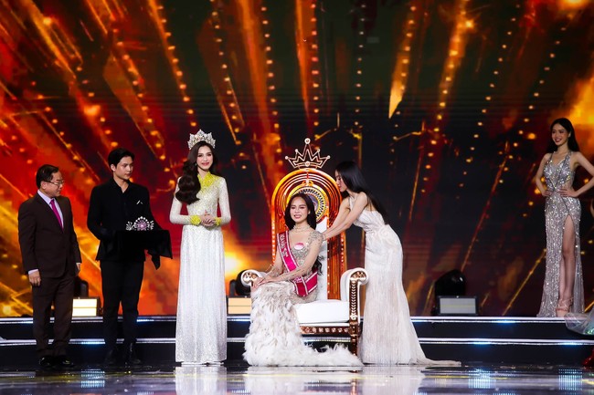 Trọn vẹn cảm xúc của Huỳnh Thị Thanh Thủy và 2 Á hậu khi đăng quang Hoa hậu Việt Nam 2022 - Ảnh 3.