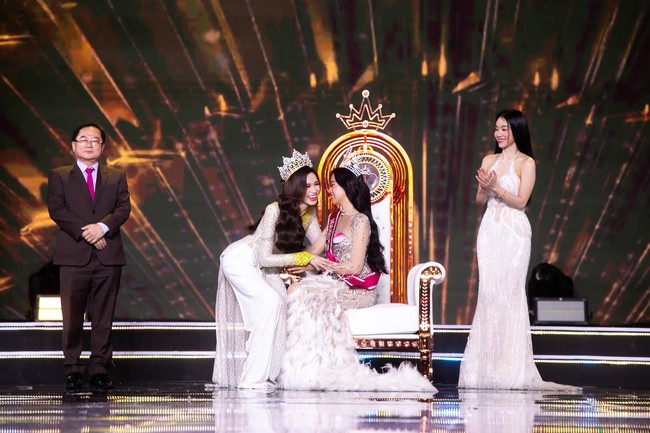 Trọn vẹn cảm xúc của Huỳnh Thị Thu Thủy và 2 Á hậu khi đăng quang Hoa hậu Việt Nam 2022 - Ảnh 6.