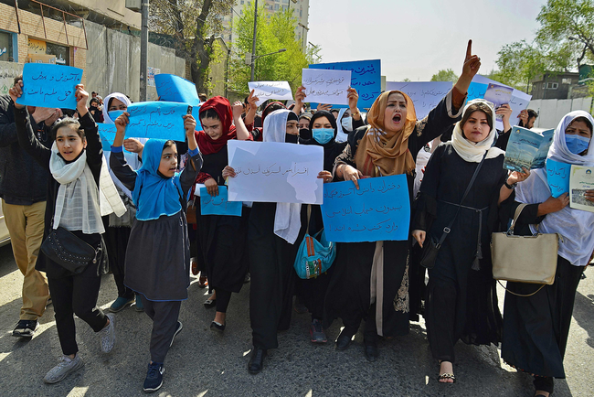 Lệnh cấm nữ giới học đại học ở Afghanistan: Có người mất 3 năm thuyết phục cha cho đi học nhưng giờ cánh cửa đóng sập trước mắt - Ảnh 2.