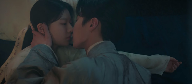 'Hoàn hồn 2' tập 5: Vừa mới có 'cảnh giường chiếu', Lee Jae Wook và Go Yoon Jung đã chính thức nhận ra nhau? - Ảnh 1.