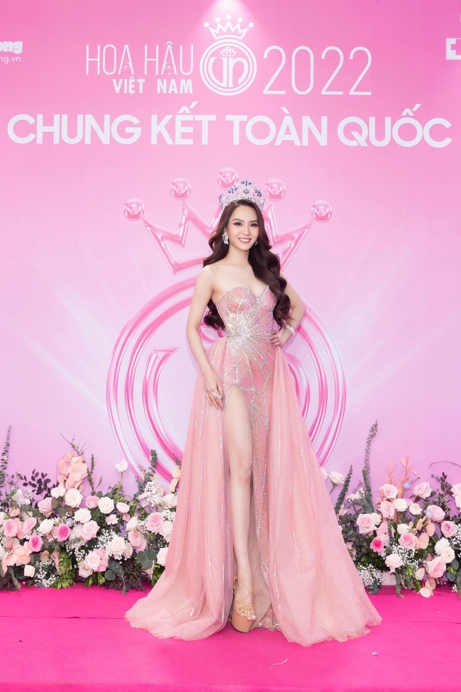 Vừa làm MC, Hoa hậu Mai Phương vừa khoe tài đàn hát cùng Quân AP - Ảnh 1.