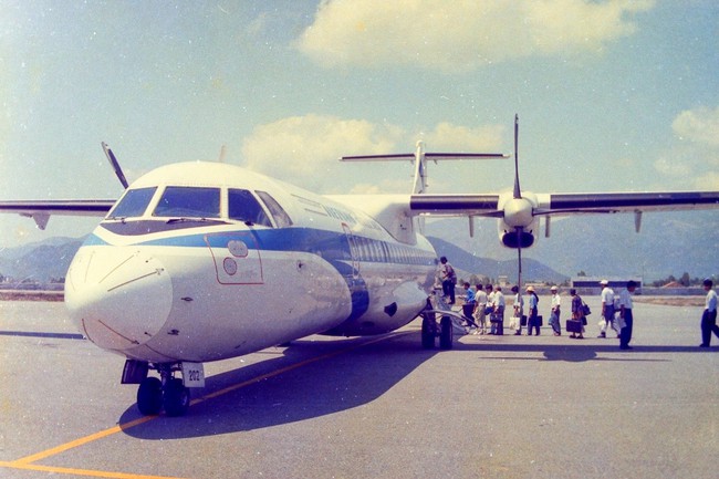 Cuộc đời sau ống kính: Sân bay Việt Nam 20 năm trước - Ảnh 1.