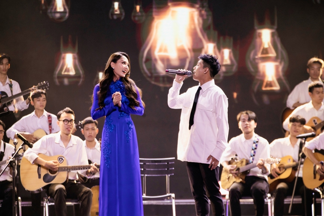 Vừa làm MC, Hoa hậu Mai Phương vừa khoe tài đàn hát cùng Quân AP - Ảnh 5.