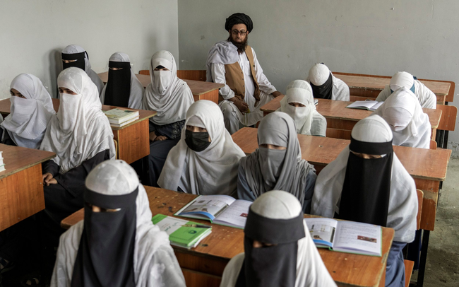 Lệnh cấm nữ giới học đại học ở Afghanistan: Có người mất 3 năm thuyết phục cha cho đi học nhưng giờ cánh cửa đóng sập trước mắt - Ảnh 1.