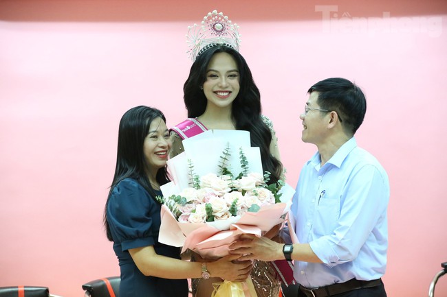 Tân Hoa hậu Huỳnh Thị Thanh Thuỷ sẽ chờ 1 năm để đi thi quốc tế - Ảnh 3.