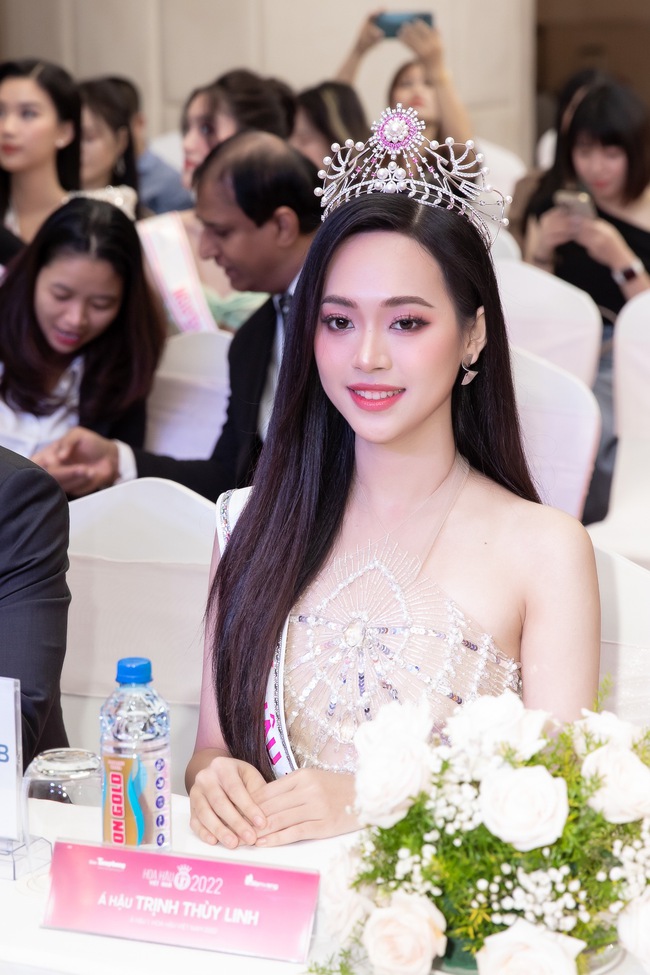 Họp báo của Top 3 Hoa hậu Việt Nam: Á hậu 1 lên tiếng khi bị so sánh, 1 người đẹp có hành động gây tranh cãi  - Ảnh 4.