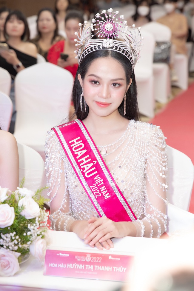 Họp báo của Top 3 Hoa hậu Việt Nam: Á hậu 1 lên tiếng khi bị so sánh, 1 người đẹp có hành động gây tranh cãi  - Ảnh 3.