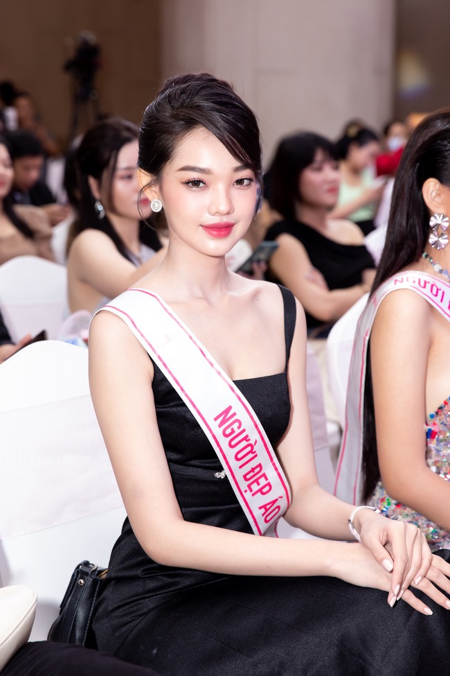 Họp báo của Top 3 Hoa hậu Việt Nam: Á hậu 1 lên tiếng khi bị so sánh, 1 người đẹp có hành động gây tranh cãi  - Ảnh 7.