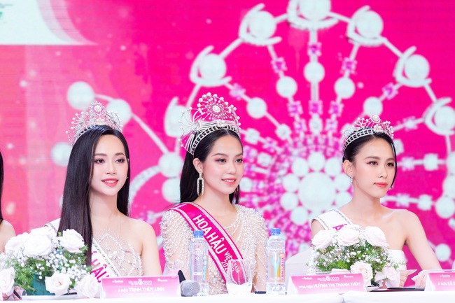 Họp báo của Top 3 Hoa hậu Việt Nam: Á hậu 1 lên tiếng khi bị so sánh, 1 người đẹp có hành động gây tranh cãi  - Ảnh 5.
