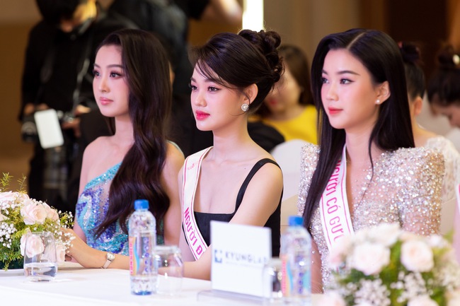 Họp báo của Top 3 Hoa hậu Việt Nam: Á hậu 1 lên tiếng khi bị so sánh, 1 người đẹp có hành động gây tranh cãi  - Ảnh 8.