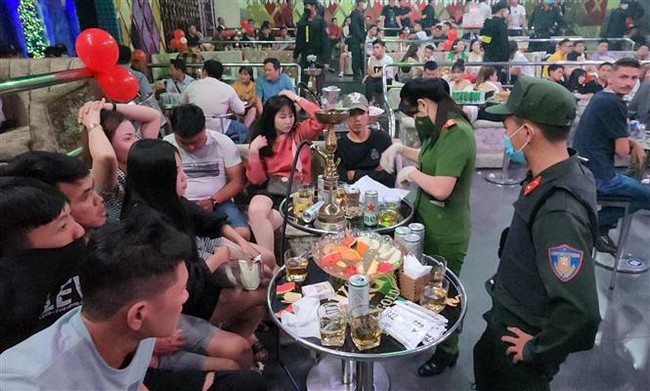 Kiểm tra quán bar tại Kiên Giang, phát hiện 139 đối tượng dương tính với ma túy - Ảnh 1.