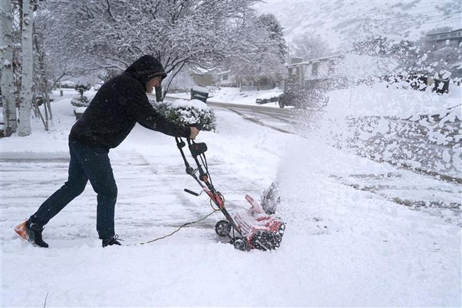 Mỹ: Bão tuyết hoành hành, ít nhất 17 người thiệt mạng, hàng trăm nghìn người mất điện đêm Giáng sinh - Ảnh 1.