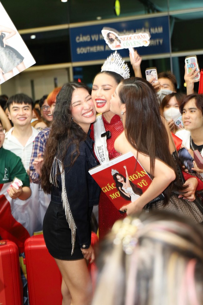 Ngọc Châu lên đường thi Miss Universe: Cả dàn Hoa - Á hậu ra tiễn, Thảo Nhi Lê tuyên bố làm 'nhà tài trợ vĩnh viễn' - Ảnh 7.